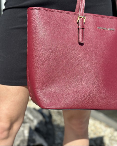 Kabelka dámská Michael Kors JET SET TRAVEL vínová